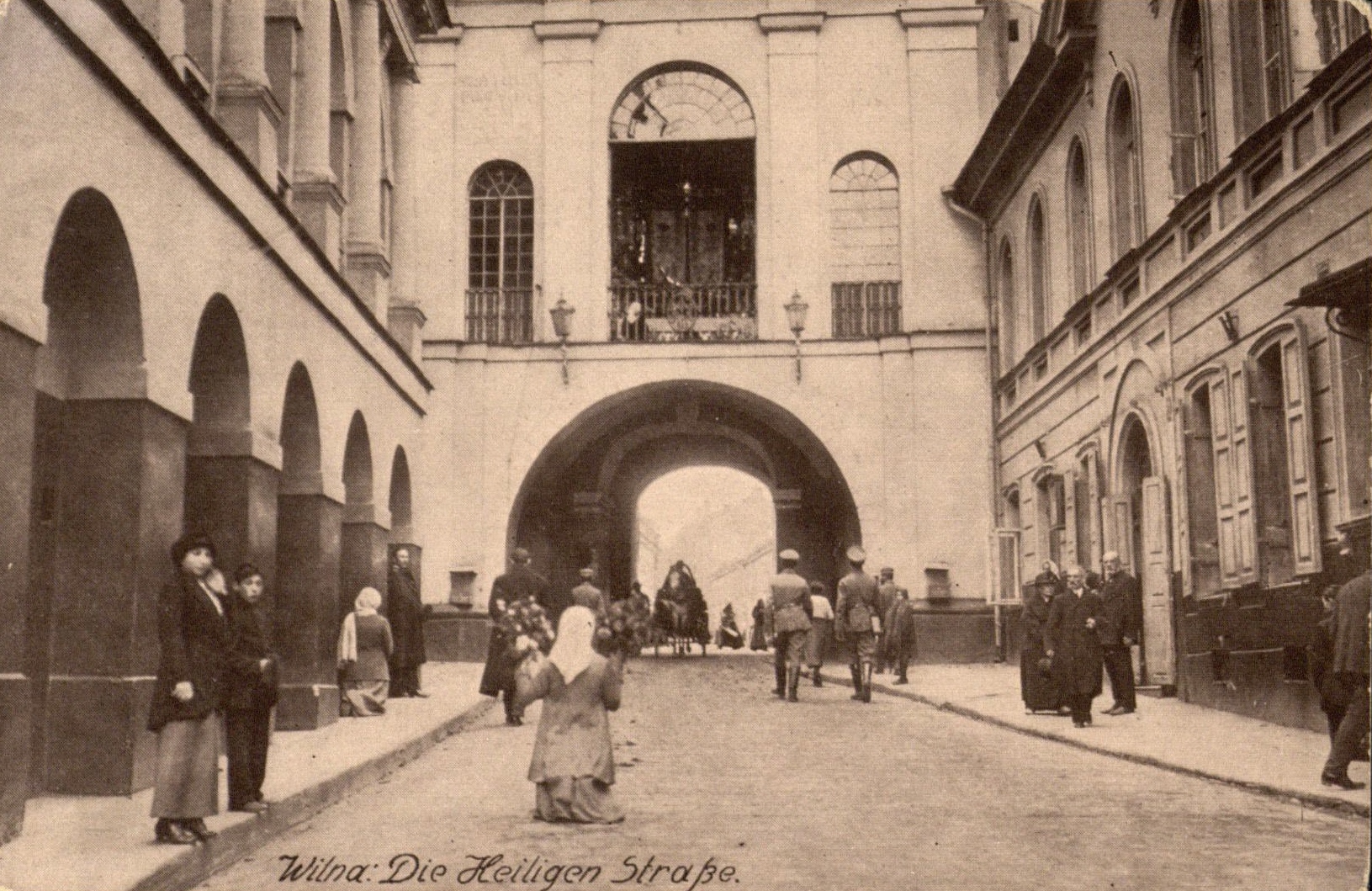 Vilnius. Aušros vartai iš miesto centro pusės. Atvirukas, išleistas Berlyne. [1915–1918]
