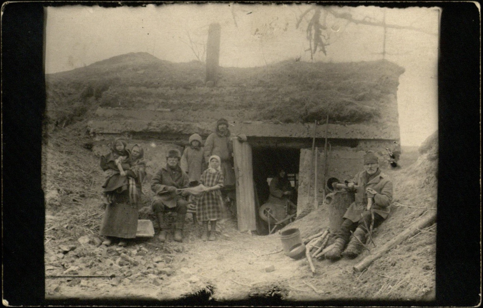 Vokiečių kariuomenės apkasas, kuriame 1918–1927 m. gyveno Tverečiaus valsčiaus Piemenų kaimo gyventojai, karui sunaikinus jų trobas. 1918