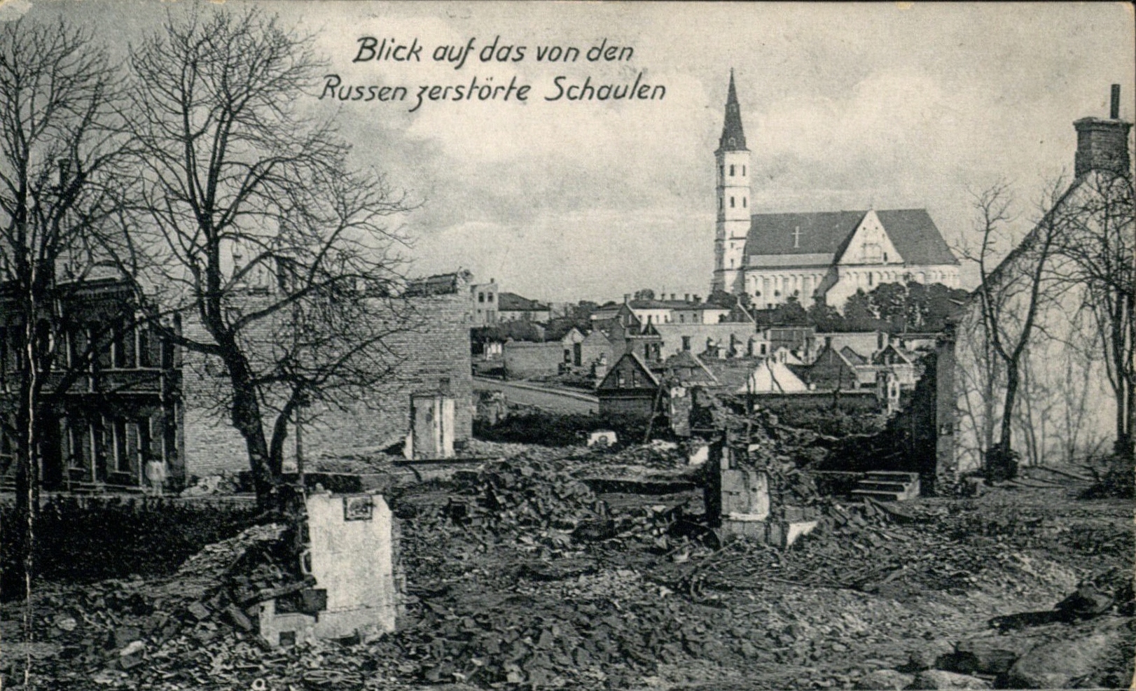 Sugriautų Šiaulių fone Šv. Petro ir Povilo bažnyčia. Atvirukas, išleistas Berlyne. [1915–1918]