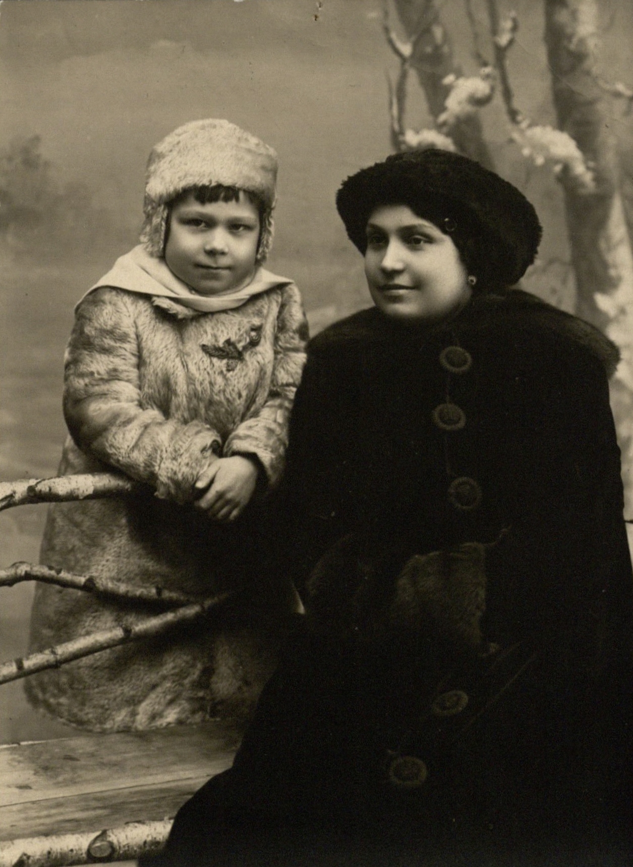 Bronė Girienė su sūnumi Vytautu. Rašytojo Liudo Giros žmona, visuomenės veikėja. 1917 02 08