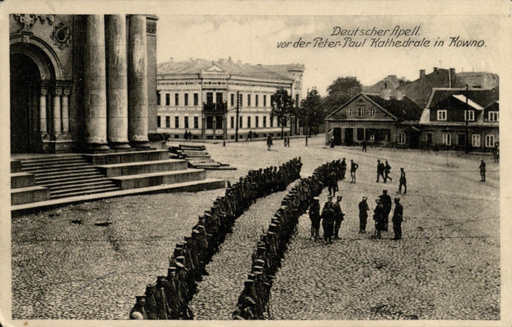 Vokiečių karių rikiuotė prie Kauno Šv. apaštalų Petro ir Povilo katedros. Atvirukas, išleistas Berlyne. [1915–1918]