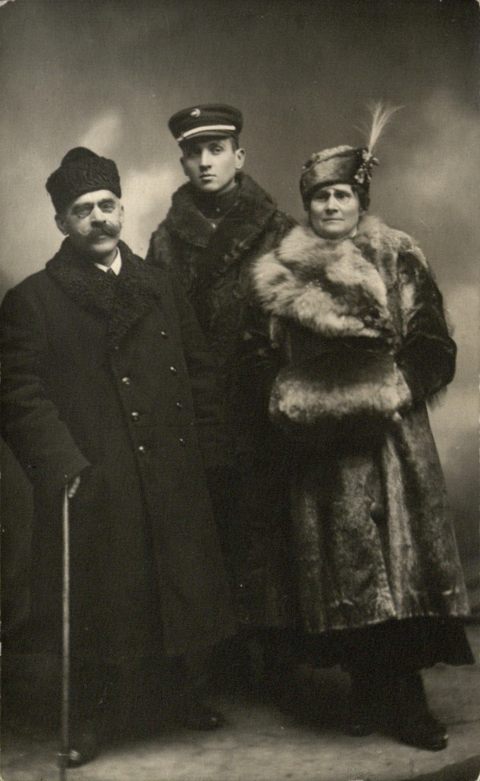 Jurgis Aukštuolaitis su sūnumi ir žmona. Gimė R. Prūsijoje, kariškis, 1918 m. I Ministrų kabineto Vidaus reikalų ministerijos patarėjas. [1914–1915]