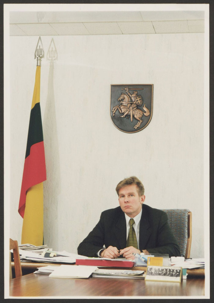 Lietuvos Respublikos Seimo Užsienio reikalų komiteto pirmininkas Audronius Ažubalis darbo kabinete