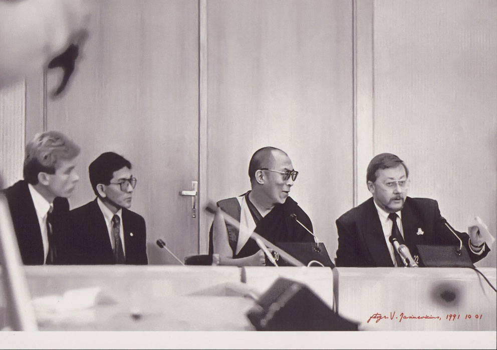 Aukščiausiosios Tarybos pirmininko spaudos atstovas Audronius Ažubalis (kairėje) ir Aukščiausiosios Tarybos pirmininkas Vytautas Landsbergis (dešinėje) susitikime su Tibeto dvasiniu lyderiu Dalai Lama