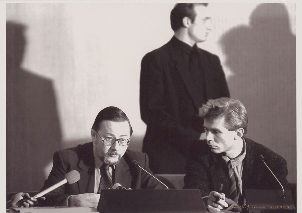 Aukščiausiosios Tarybos pirmininkas Vytautas Landsbergis ir spaudos atstovas Audronius Ažubalis su apsauga lemtingų sausio įvykių metu