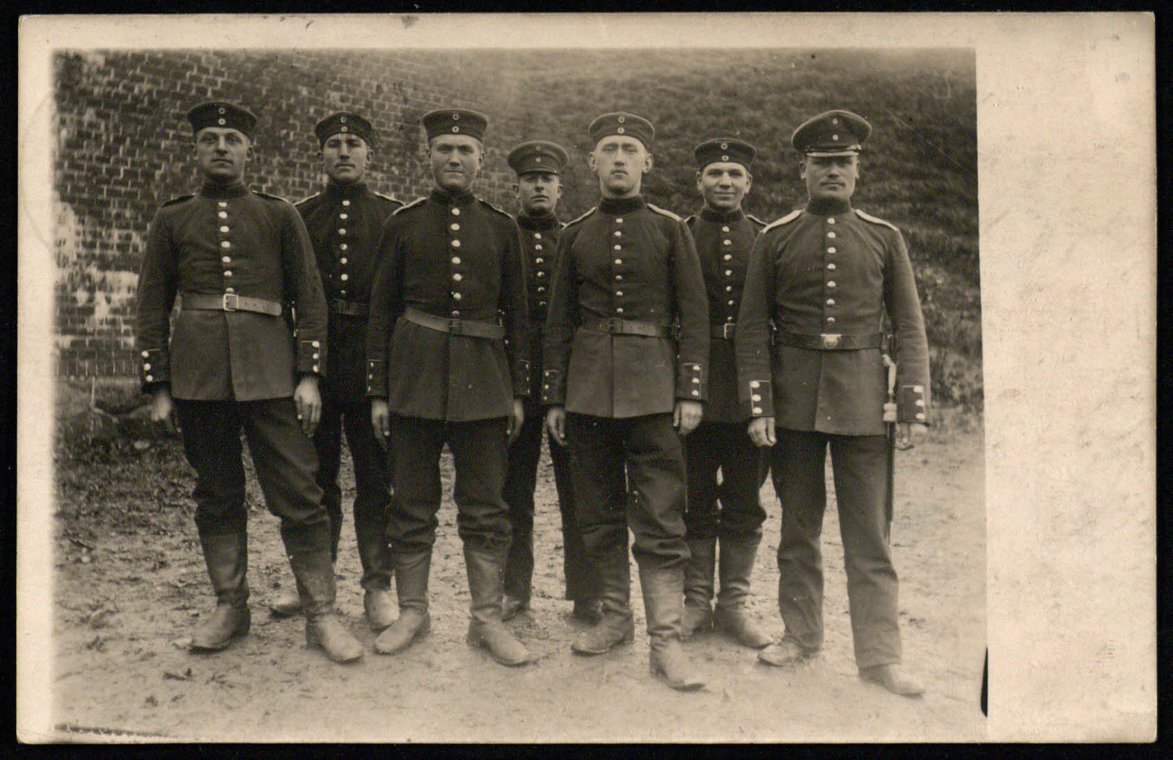 Ernesto Jagomasto atvirlaiškis dėdei Enziui Jagomastui ant fotografijos, kurioje įamžinti neidentifikuoti vokiečių kareiviai. 1914 11 26