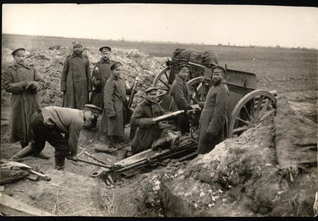 Rusijos kariuomenės kareiviai prie pabūklų. Nežinomi vieta, laikas, kariuomenės dalinys. [1914–1918]. LMAVB RSS, Fg.1-2206/2.