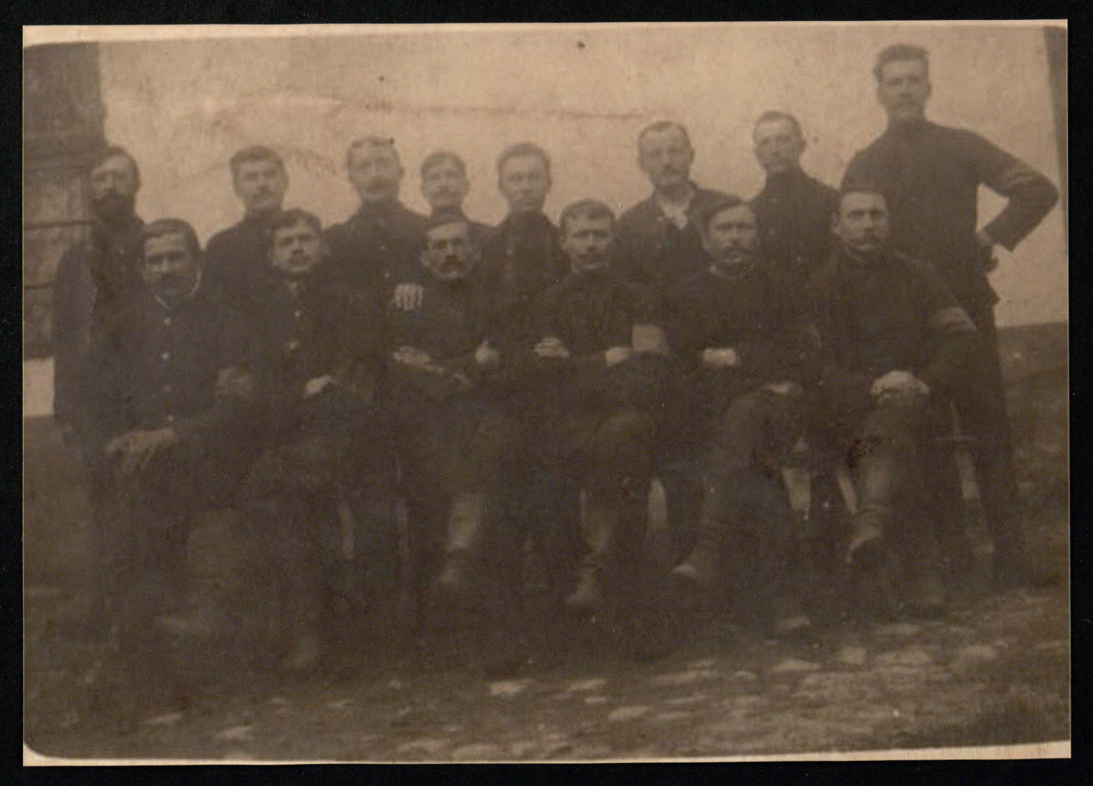 Juozas Sperskas (stovi antras iš dešinės) tarp neidentifikuotos stovyklos belaisvių