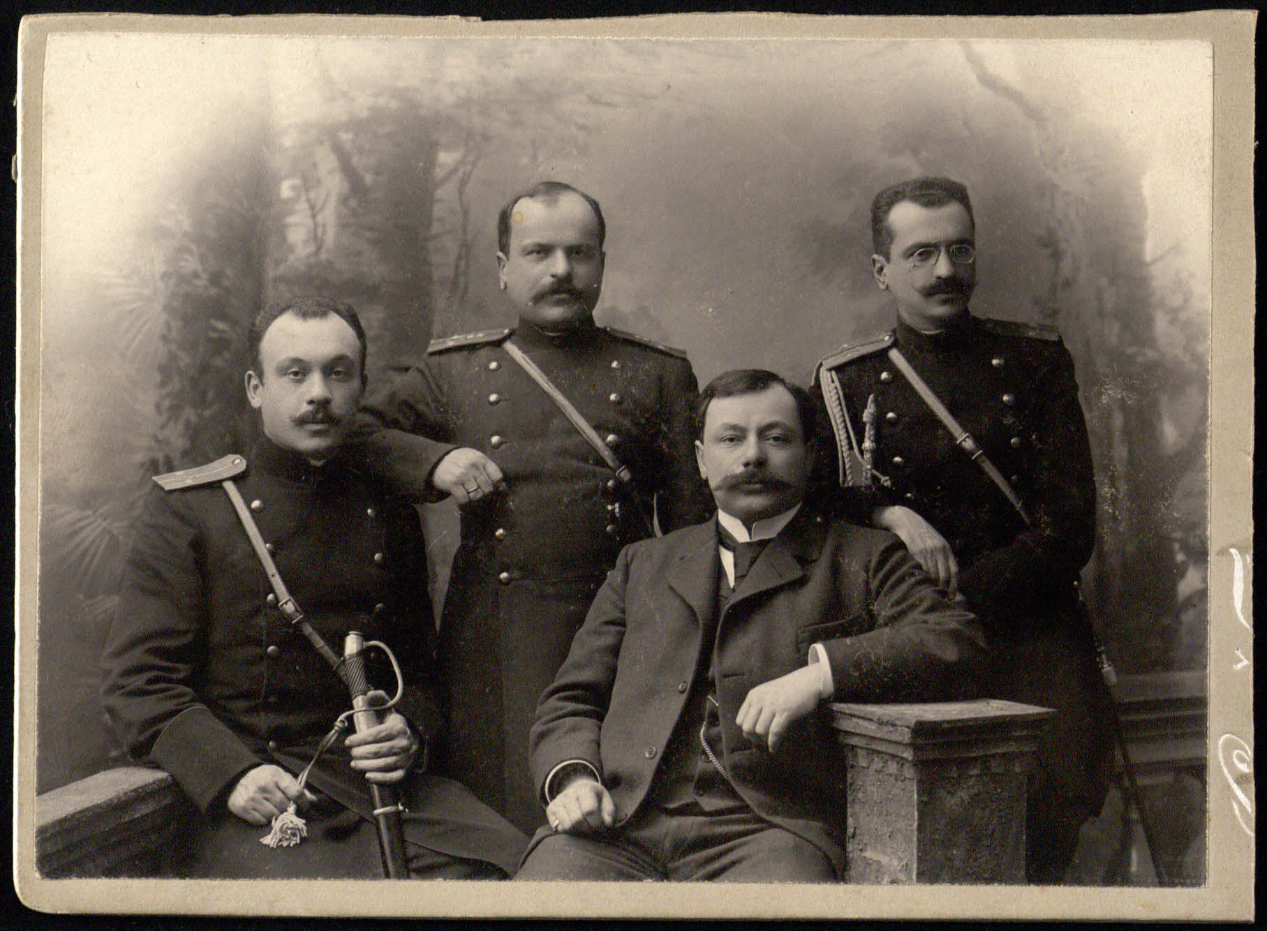 Lopatos: iš kairės sėdi Gavrilas, stovi Elijas ir Michailas. Apie 1914 m.