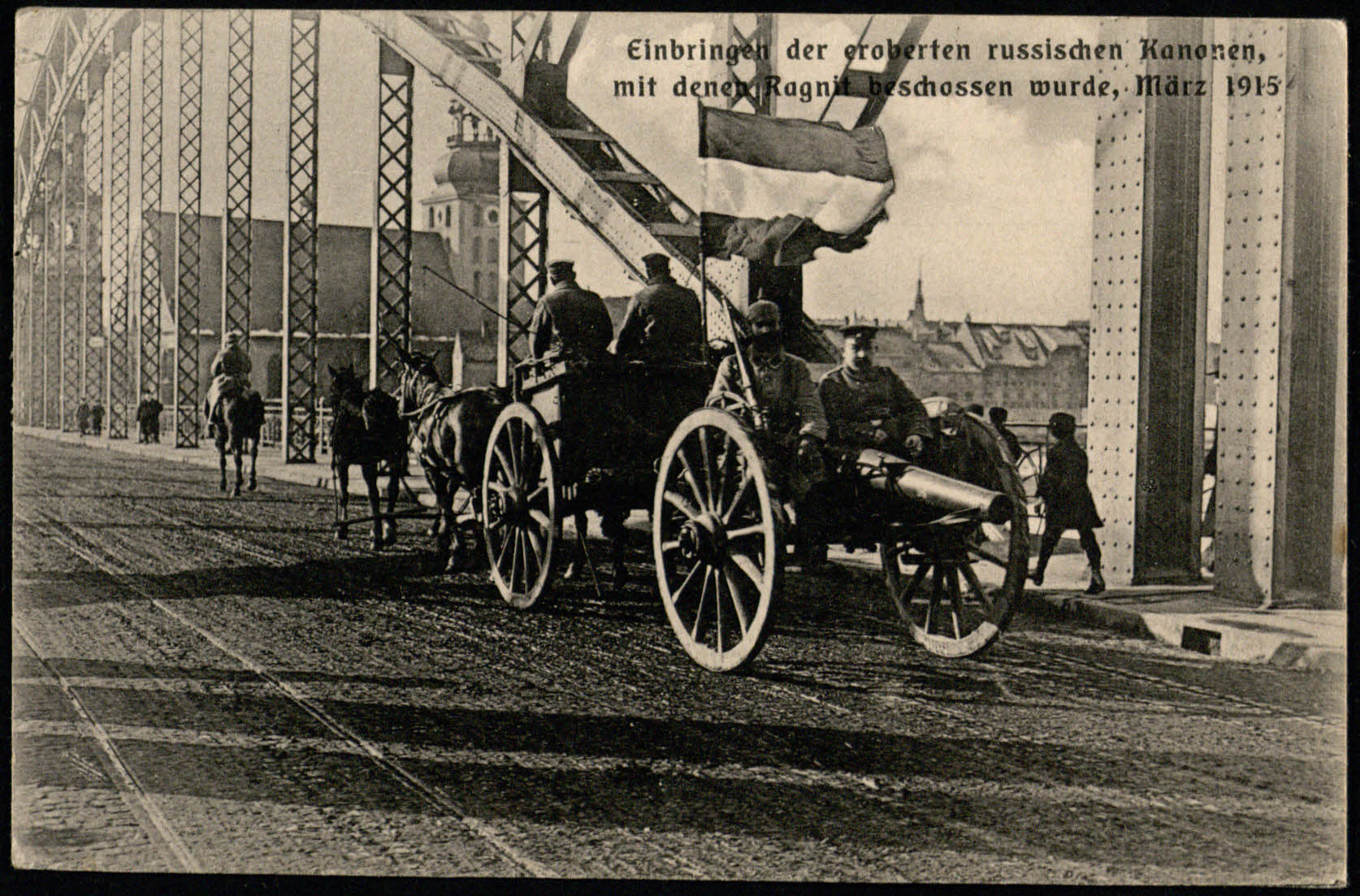 Vokiečių kariai gabena rusų patrankas, kuriomis apšaudė Ragainę. 1915 m. kovo mėn. Tilžėje spausdintas atvirukas