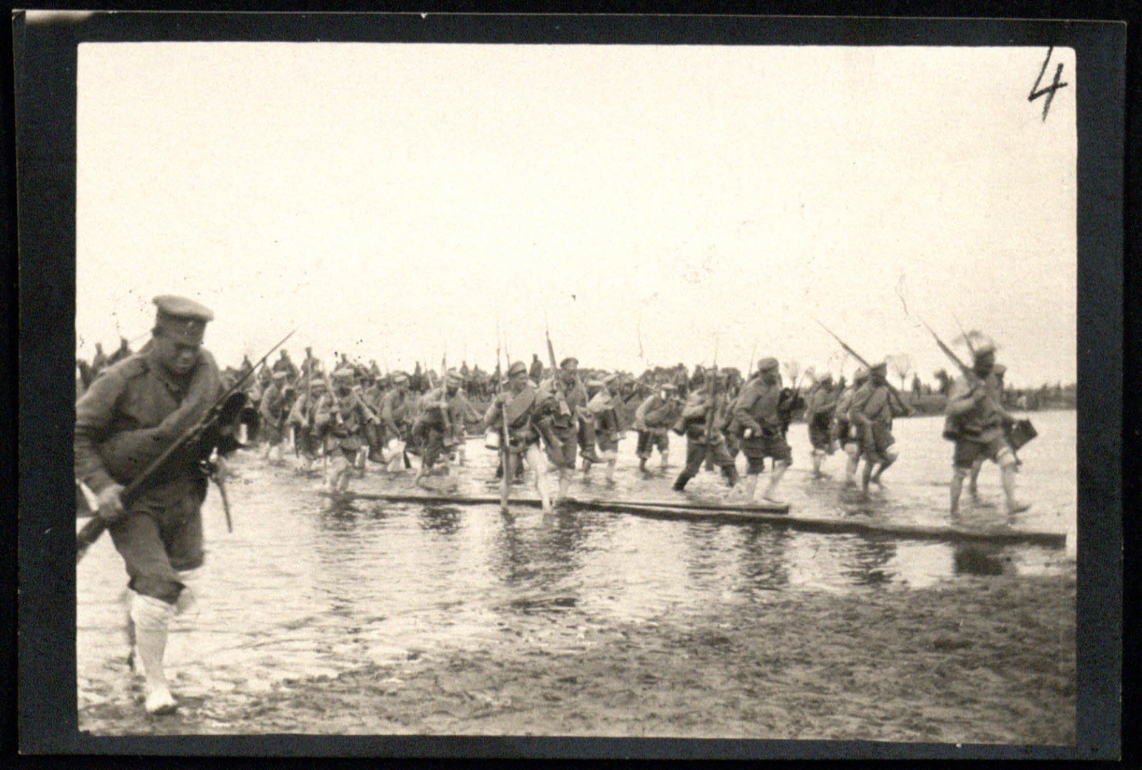 Rusų kareiviai pereina upę Galicijos fronte. [1914]