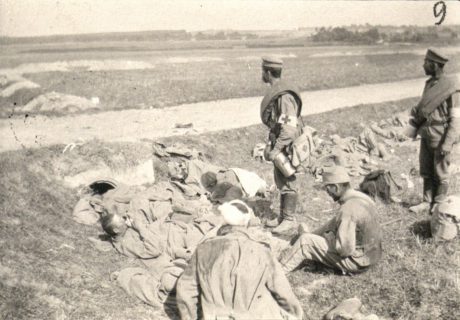 Rusų sanitarai suteikia pagalbą belaisviams austrų kareiviams Galicijos fronte. [1914]. LMAVB RS, F172-58, lap. 9.