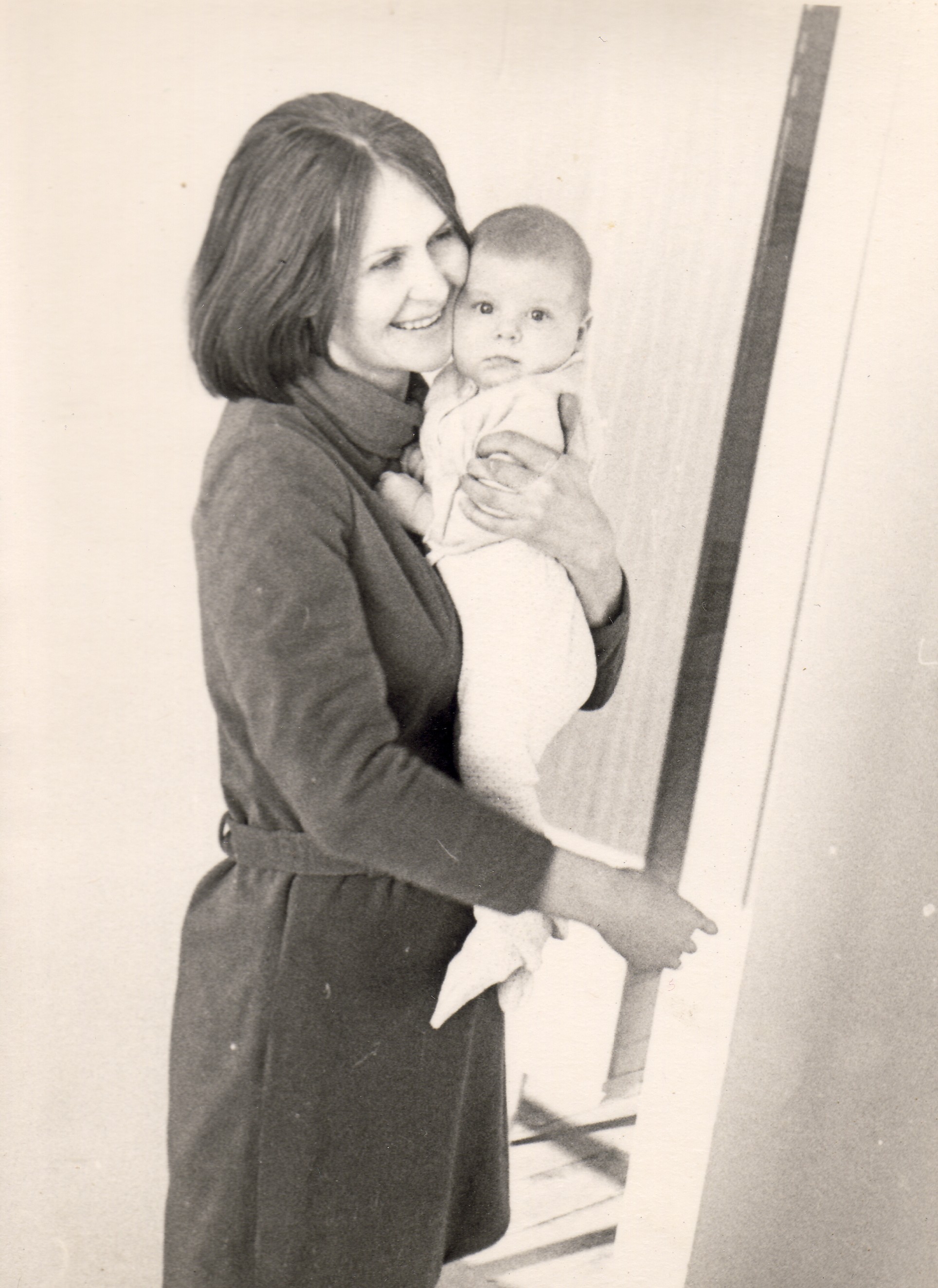 Žmona Aldona Degutytė-Karazijienė su dukrele, 1970 m.