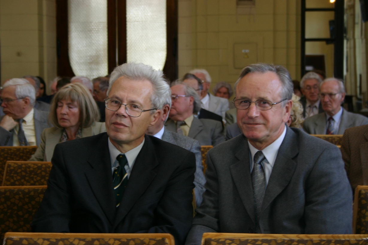 Su kurso draugu Algiu Piskarsku prof. Adolfo Jucio šimtmečio minėjime, 2004 m.