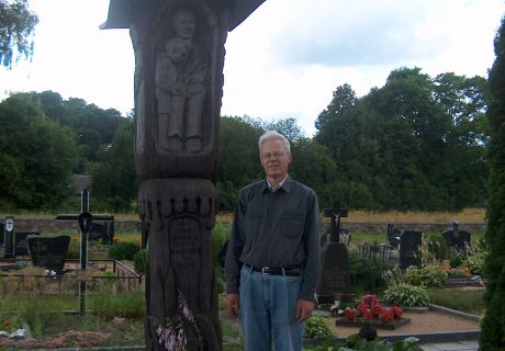 Prie paminklo ant tėvų kapo Subačiaus Stračnių kapinėse, 2005 m.