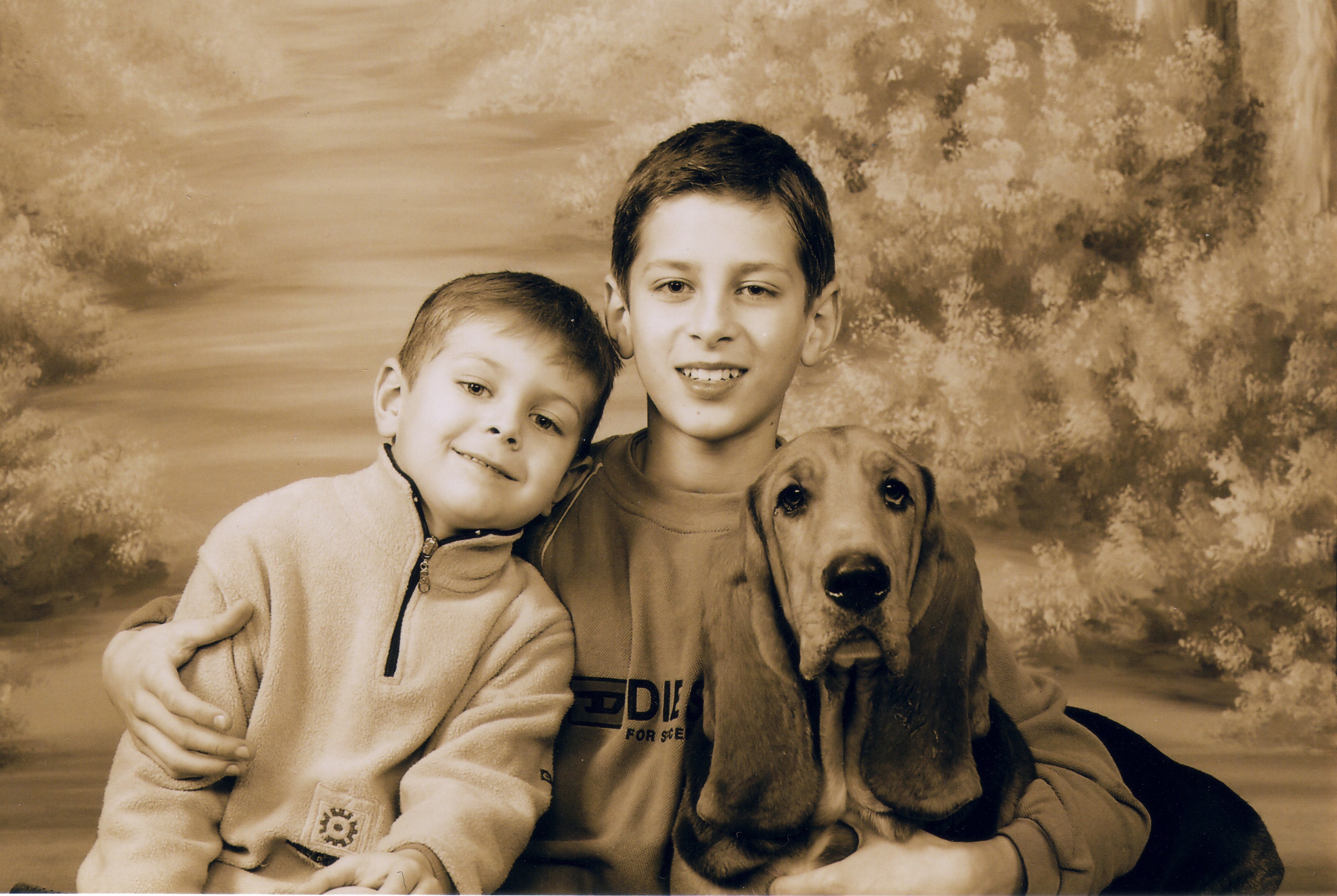 Anūkai Simas ir Rimas dviese neskaitant šuns, 2003 m.