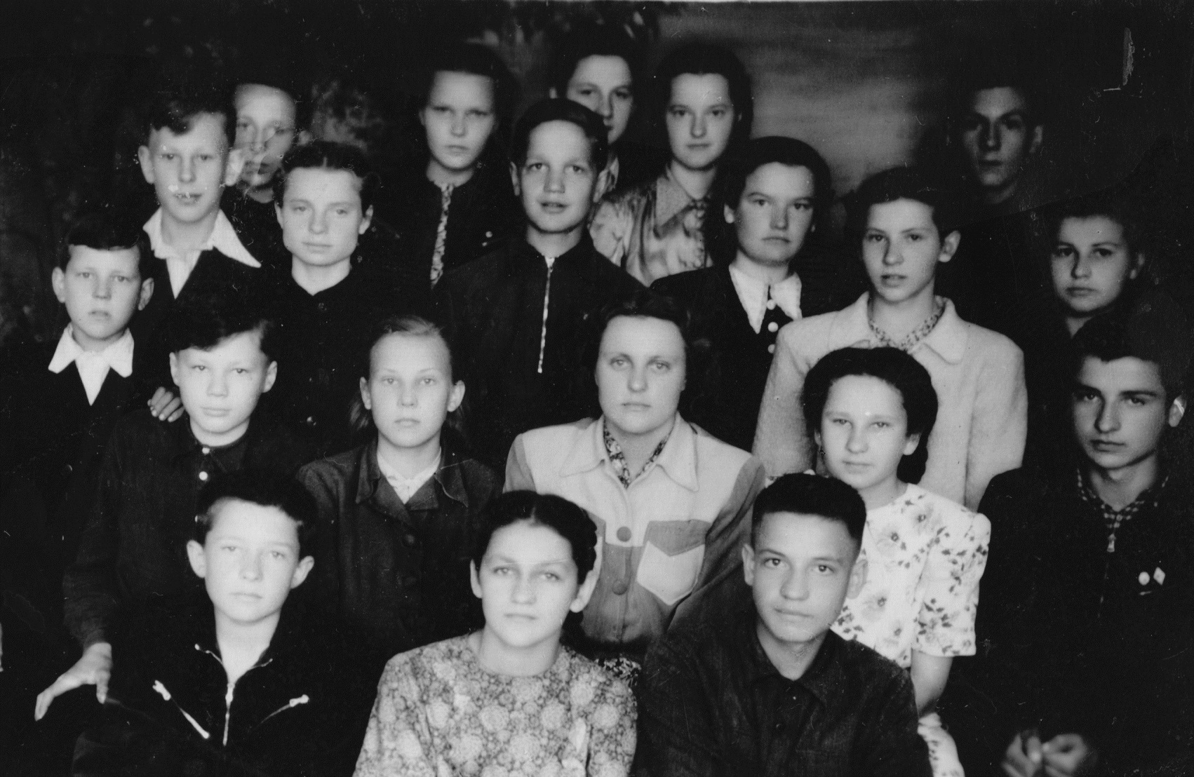 Subačiaus vidurinės mokyklos 6a klasės mokiniai su auklėtoja Zita Dambrauskaite, 1956 m. Romualdas Karazija – antroje eilėje pirmas iš kairės.