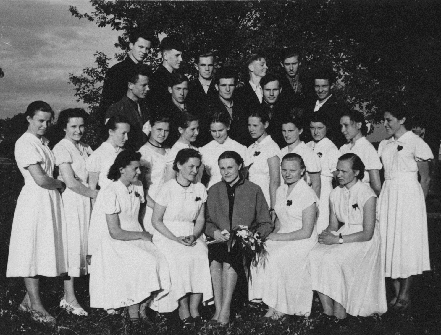 Abiturientai išleistuvių dieną su auklėtoja Zita Dambrauskaite-Drilingiene, 1959 m. Romualdas Karazija – paskutinėje eilėje pirmas iš kairės.