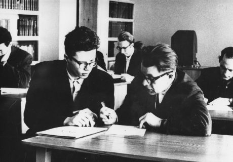 Su prof. Adolfu Juciu aptariama mokslų kandidato disertacija, 1967 m.
