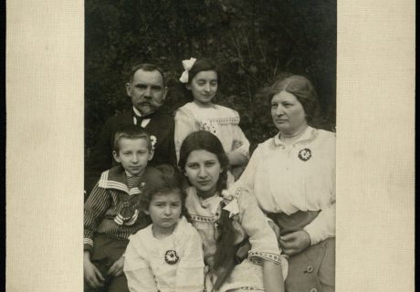 Stasys Matulaitis (1866–1956) fotografijoje su žmona Vilhelmina, vaikais