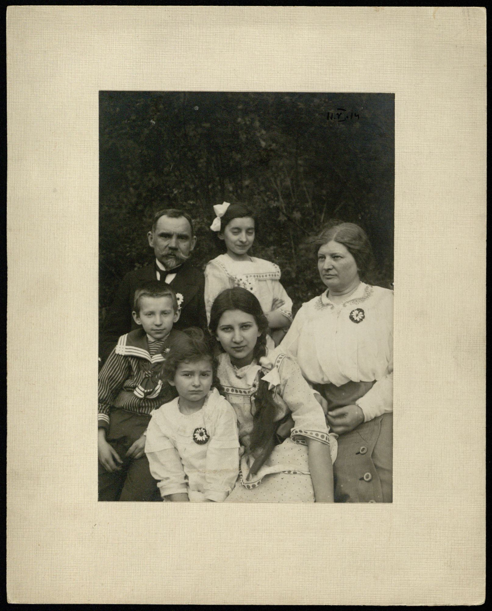 Stasys Matulaitis (1866–1956) fotografijoje su žmona Vilhelmina, vaikais