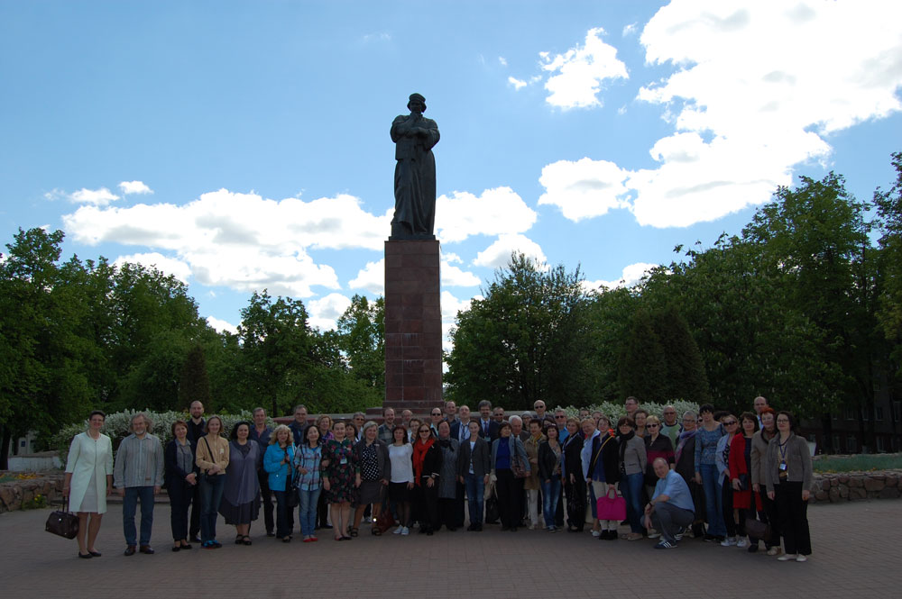 Participants of the seminar at the monument to Skaryna in Polotsk, 24-05-2017.