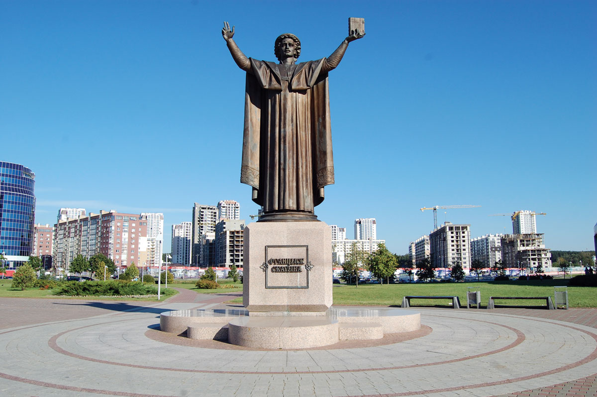 Pomník Skoriny v Minsku před Národní knihovnou Běloruska. Sochař Alexandr Dranec. 2005. Fotografie: Sigitas Narbutas, 2016.